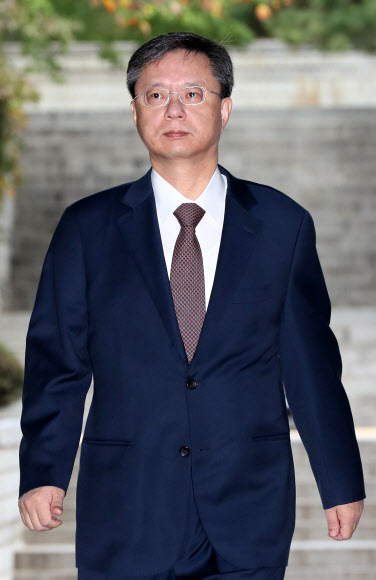 우병우 전 청와대 민정수석이 23일 오전 서초구 서울중앙지방법원에서 열린 직권남용권리행사방해 등에 대한 공판에 출석하기 위해 법정으로 향하고 있다.  연합뉴스