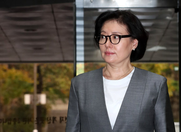 롯데그룹 신격호 총괄회장이 보유한 주식을 매매 형태로 증여받아 수백억 원의 세금을 포탈한 혐의로 기소된 서미경 씨가 23일 오전 서울 서초구 서울중앙지법에서 열린 속행공판에 출석하기 위해 법정으로 향하고 있다.  연합뉴스