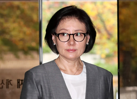 롯데그룹 신격호 총괄회장이 보유한 주식을 매매 형태로 증여받아 수백억 원의 세금을 포탈한 혐의로 기소된 서미경 씨가 23일 오전 서울 서초구 서울중앙지법에서 열린 속행공판에 출석하기 위해 법정으로 향하고 있다.  연합뉴스