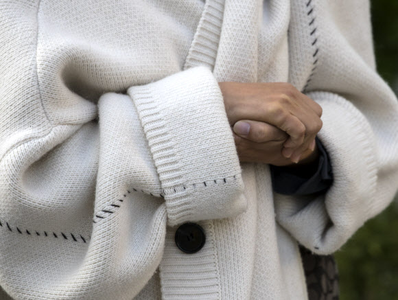 절기상 서리가 내리기 시작한다는 상강인 23일 오전 서울 세종로사거리에서 외투를 입은 한 시민이 두 손을 잡은 채 출근길을 재촉하고 있다.  연합뉴스