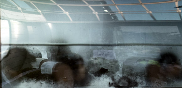 절기상 서리가 내리기 시작한다는 상강인 23일 오전 서울 세종로사거리에 도착한 버스 안이 뿌옇게 보인다.  연합뉴스