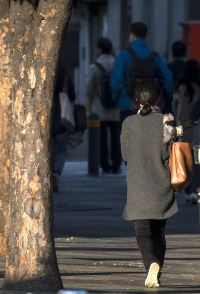 절기상 서리가 내리기 시작한다는 상강인 23일 오전 외투를 입은 시민들이 서울 세종로사거리에서 출근길을 재촉하고 있다.  연합뉴스