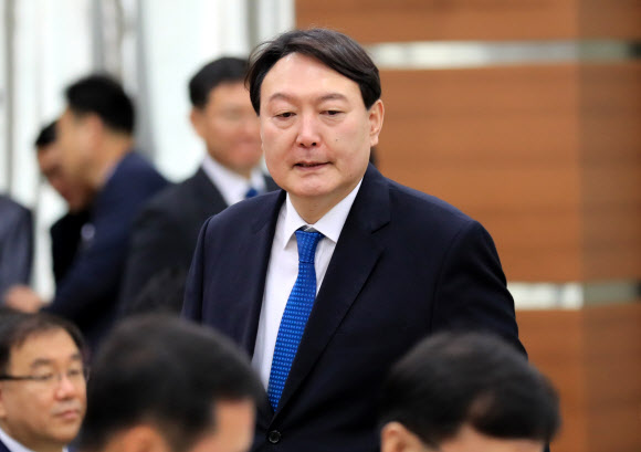 23일 오전 서울 서초구 서울고검에서 열린 국회 법제사법위원회의 서울고등검찰청ㆍ서울중앙지방검찰청 등에 대한 국정감사에서 윤석열 서울중앙지검장이 국감장으로 들어서고 있다.  연합뉴스