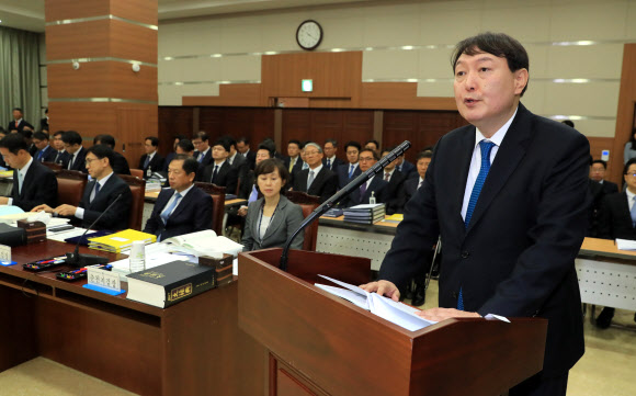 23일 오전 서울 서초구 서울고검에서 열린 국회  법제사법위원회의  서울고등검찰청ㆍ서울중앙지방검찰청 등에 대한 국정감사에서 윤석열 서울중앙지검장이 업무보고를 하고 있다.  연합뉴스