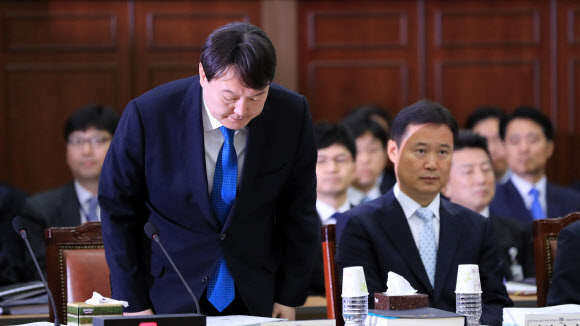 23일 오전 서울 서초구 서울고검에서 열린 국회  법제사법위원회의  서울고등검찰청ㆍ서울중앙지방검찰청 등에 대한 국정감사에서 윤석열 서울중앙지검장이 인사를 하고 있다.  연합뉴스