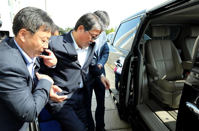 박근혜 전 대통령 무죄 석방을 요구하며 단식 14일째를 맞은 조원진 대한애국당 공동대표가 23일 오전 서울 여의도 국회 농성장에서 단식을 중단한 뒤 병원으로 향하고 있다.  뉴스1