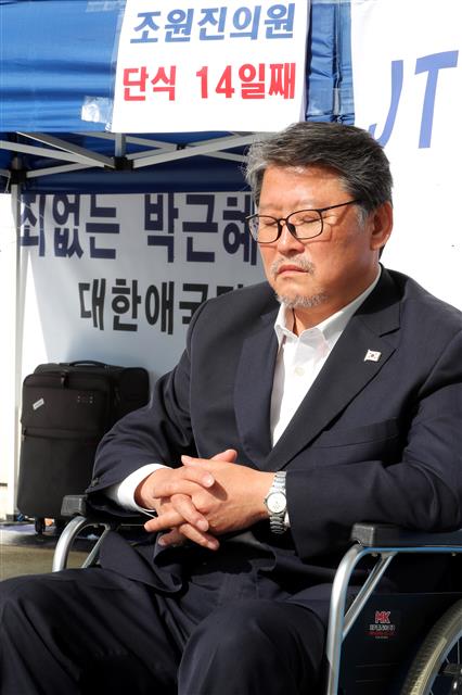 박근혜 전 대통령 무죄 석방을 요구하며 단식 14일째를 맞은 조원진 대한애국당 공동대표가 23일 오전 서울 여의도 국회 농성장에서 단식을 중단한 뒤 병원으로 이동하기 위해 차량을 기다리고 있다.  뉴스1
