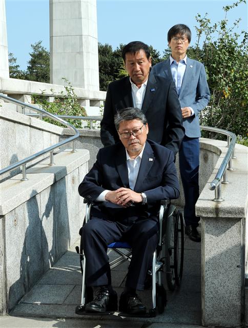 박근혜 전 대통령 무죄 석방을 요구하며 단식 14일째를 맞은 조원진 대한애국당 공동대표가 23일 오전 서울 여의도 국회 농성장에서 단식을 중단한 뒤 병원으로 향하고 있다.  뉴스1