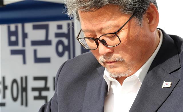 박근혜 전 대통령 무죄 석방을 요구하며 단식 14일째를 맞은 조원진 대한애국당 공동대표가 23일 오전 서울 여의도 국회 농성장에서 단식을 중단한 뒤 병원으로 이동하기 위해 차량을 기다리고 있다.  뉴스1
