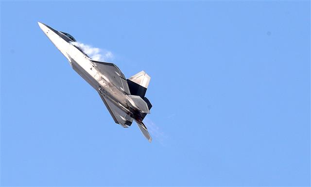 ‘파란 하늘 비행하는 F-22 랩터’
