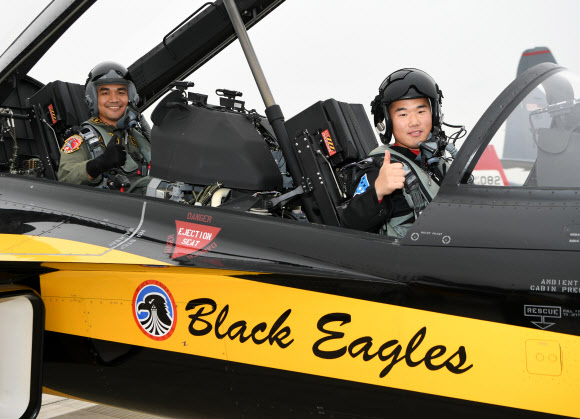 블랙이글스 T-50B 탑승한 인도네시아 조종사