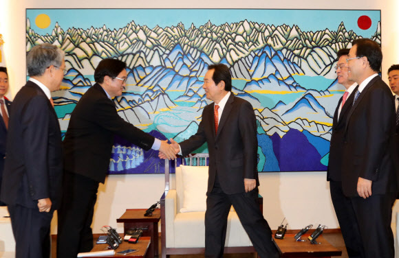 교섭단체 원내대표와 인사하는 정 의장