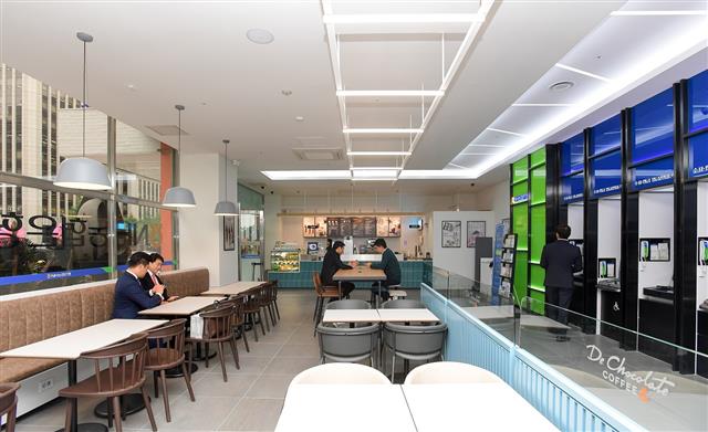 지난 19일 개점한 NH농협은행의 1호 ‘카페 인 브랜치’ 역삼금융센터.