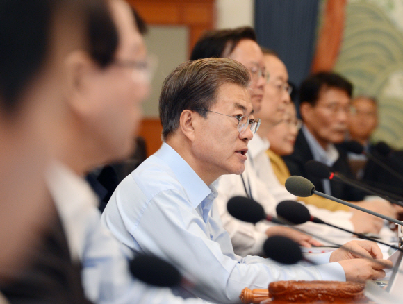 문재인 대통령이 24일 청와대 본관에서 열린 국무회의에서 모두발언을 하고 있다. 안주영 기자 jya@seoul.co.kr