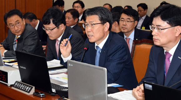24일 국회에서열린 기획재정위원회 국정감사에 출석한 은성수 수출입은행장이 의원들의 질의에 답하고있다. 이종원 선임기자 jongwon@seoul.co.kr