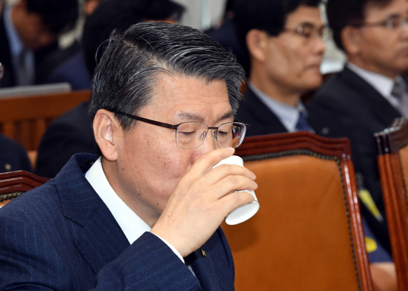 24일 국회에서열린 기획재정위원회 국정감사에서 은성수 수출입 은행장이 물을 마시고있다. 이종원 선임기자 jongwon@seoul.co.kr