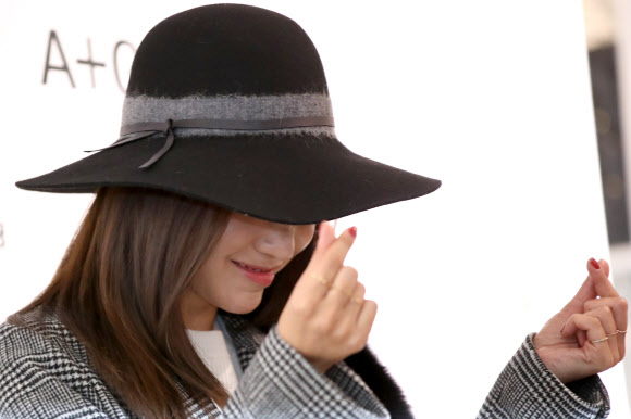 김아중, 애교하트