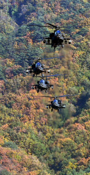 24일 오후 경기도 양평 비승사격장에서 열린 육군항공 사격대회에서 세계 최강의 공격헬기인 AH-64E 아파치 편대가 시범비행을 하고 있다. 육군항공작전사령부는 지난 12일부터 25일까지 2017년 육군항공 사격대회를 개최해 최고의 전투 사격 기량을 가진 공격헬기 조종사 ’탑 헬리건’과 최우수 공격헬기 부대를 선발한다. 손형준 기자 boltagoo@seoul.co.kr