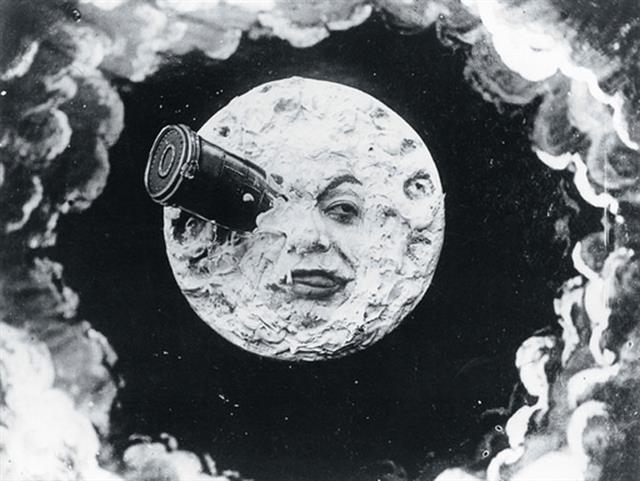 현대 SF의 아버지로 알려진 프랑스 작가 쥘 베른은 아폴로 11호가 달에 착륙하기 100여년 전에 이미 인류가 달 탐사를 할 것이라는 예측을 내놓기도 했다. 사진은 베른의 ‘지구에서 달까지’라는 작품을 영화로 만든 조르주 멜리아스의 ‘달세계 여행’(1902) 포스터.