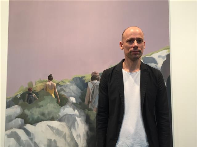 삼청로 학고재 갤러리에서 개인전을 열고 있는 독일 작가 팀 아이텔이 작품 ‘암층’을 설명하고 있다.