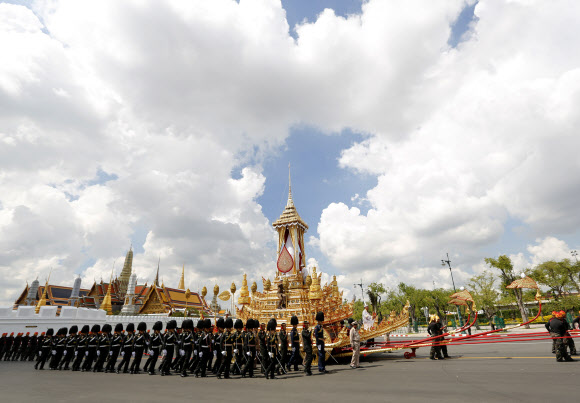 태국 군인들이 푸미폰 아둔야뎃 국왕의 장례식을 나흘 앞둔 지난 21일 방콕 왕궁에서 리허설을 하고 있다. 25일부터 닷새간 열리는 장례식 기간 한국·미국 등 최소 32개국에서 왕족 또는 국가 지도자급 조문객이 대거 참여하는 열띤 ‘조문 외교’가 펼쳐지고 있다. 방콕 EPA 연합뉴스