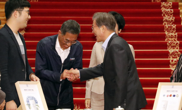 24일 오후 청와대에서  열린 ’’노동계 초청 대화’’ 만찬에 앞서 문재인 대통령과  김주영 한국노총 위원장이 인사를 하고 있다. 이날 전국민주노동조합(민주노총) 지도부는 불참 했다. 2017.10.24.안주영 기자 jya@seoul.co.kr