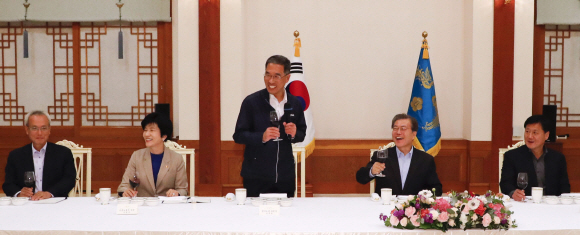 24일 오후 청와대에서  문재인 대통령 주최로 열린 ’’노동계 초청 대화’’ 만찬에서 김주영 한국노총 위원장이  건배제의를 하고 있다. 이날 전국민주노동조합(민주노총) 지도부는 불참 했다. 2017.10.24. 안주영 기자 jya@seoul.co.kr