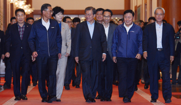 문재인 대통령이 24일 오후 청와대에서 열린 ’노동계 초청 대화’에서 참석자들과 티타임을 가진 후 만찬장으로 이동하고 있다. 2017.10.24 안주영 기자 jya@seoul.co.kr