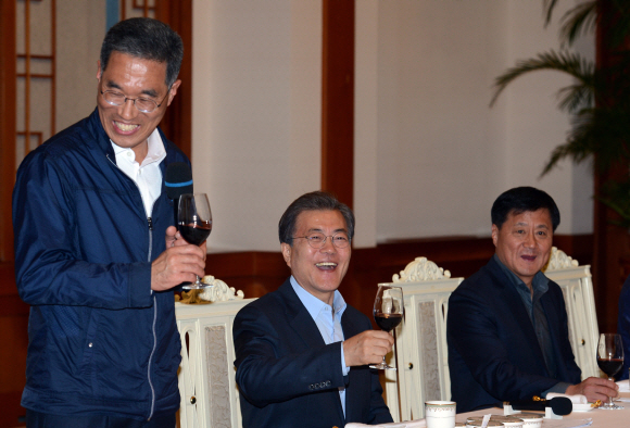 문재인 대통령이 24일 오후 청와대에서 열린 ’노동계 초청 대화’에서 김주영 한국노총 위원장(왼쪽)의 건배사를 들으며 환히 웃고 있다. 이날 민주노총 지도부는 불참했다. 2017.10.24  안주영기자 jya@seoul.co.kr