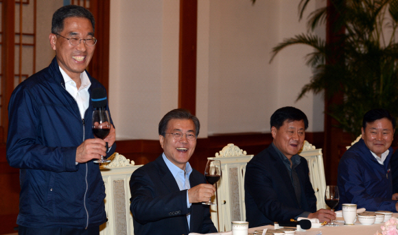 문재인 대통령이 24일 오후 청와대에서 열린 ’노동계 초청 대화’에서 김주영 한국노총 위원장(왼쪽)의 건배사를 들으며 환히 웃고 있다. 이날 민주노총 지도부는 불참했다. 2017.10.24 / 안주영기자 jya@seoul.co.kr