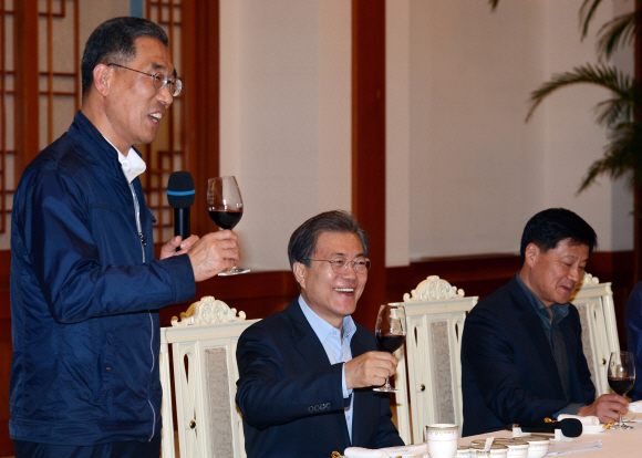 문재인 대통령이 24일 오후 청와대에서 열린 ’노동계 초청 대화’에서 김주영 한국노총 위원장(왼쪽)등 참석자들과 건배를 하고 있다. 이날 민주노총 지도부는 불참했다. 2017.10.24 안주영 기자 jya@seoul.co.kr