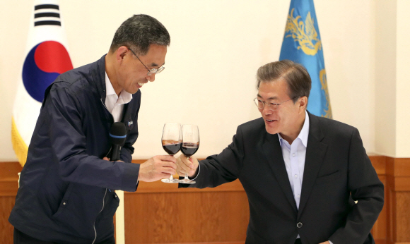 24일 오후 청와대에서  문재인 대통령 주최로 열린 ’’노동계 초청 대화’’ 만찬에서 김주영 한국노총 위원장이  건배제의를 하고 있다. 이날 전국민주노동조합(민주노총) 지도부는 불참 했다. 2017.10.24.안주영 기자 jya@seoul.co.kr