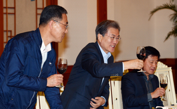 문재인 대통령이 24일 오후 청와대에서 열린 ’노동계 초청 대화’에서 김주영 한국노총 위원장(왼쪽)등 참석자들과 건배를 하고 있다. 이날 민주노총 지도부는 불참했다. 2017.10.24 안주영 기자 jya@seoul.co.kr