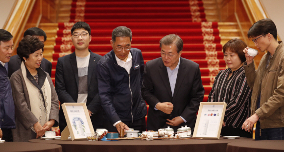 문재인 대통령이 24일 오후 청와대에서 열린 ’’노동계 초청 대화’’에서 김주영 한국노총 위원장 등 참석자들과  있다. 이차담회를 하고 있다. 이날 전국민주노동조합(민주노총) 지도부는 불참 했다. 2017.10.24.안주영 기자 jya@seoul.co.kr