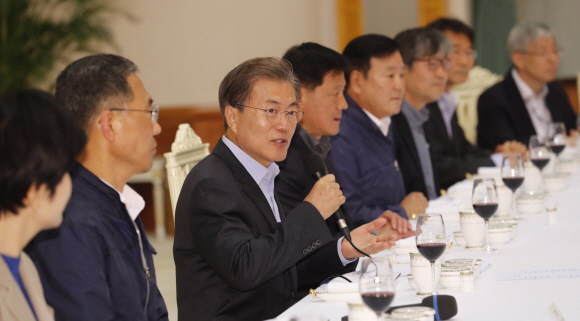 문재인 대통령이 24일 오후 청와대에서 열린 ’’노동계 초청 대화’’에서 발언을 하고  있다. 이차담회를 하고 있다. 이날 전국민주노동조합(민주노총) 지도부는 불참 했다. 2017.10.24. 안주영 기자 jya@seoul.co.kr