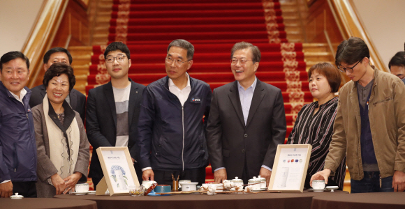 문재인 대통령이 24일 오후 청와대에서 열린 ’’노동계 초청 대화’’에서 김주영 한국노총 위원장 등 참석자들과  있다. 이차담회를 하고 있다. 이날 전국민주노동조합(민주노총) 지도부는 불참 했다. 2017.10.24. 안주영 기자 jya@seoul.co.kr