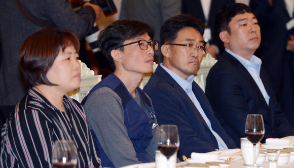 24일 오후 청와대에서 열린 ’노동계 초청 대화’에서 안병호 민주노총 영화산업위원장(왼쪽 두번째)등 참석자들이 문재인 대통령의 인사말을 듣고 있다. 2017.10.24 / 안주영 기자 jya@seoul.co.kr