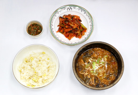 문 대통령이 노동계와 함께한 ’추어탕’