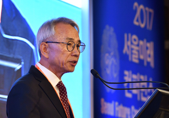 25일 서울 포시즌호텔에서 열린 2017서울 미래컨퍼런스에 참석한 김영만 사장이 축사를 하고 있다. 박지환 기자 popocar@seoul.co.kr