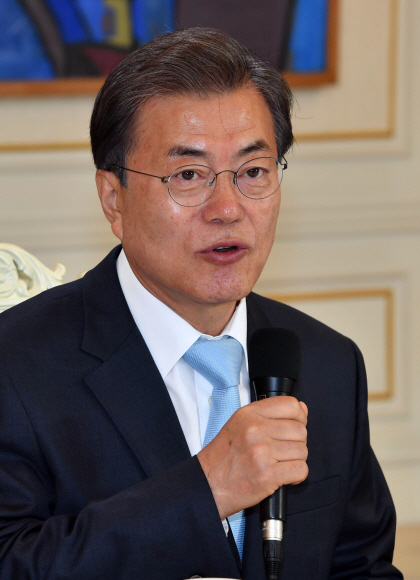 문재인 대통령이 25일 청와대에서 4강대사 임명장 수여식을 마친후 환담장에서 인사말을 하고 있다. 안주영 기자 jya@seoul.co.kr