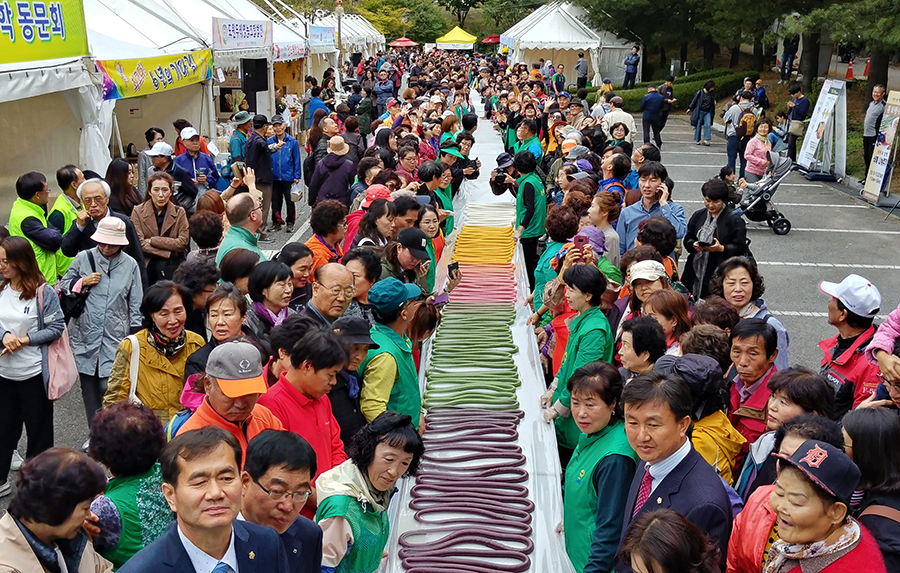 이천 쌀문화축제에 40만명 이상 관람객이 다녀가는 등 성황리에 마쳤다.사진은 600m 무지개 가래떡 만들기 모습 (이천시 제공) 