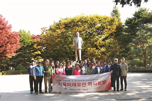 도산공원 안창호 선생 묘소에 추념한 뒤 동상 앞에서 기념촬영을 했다.