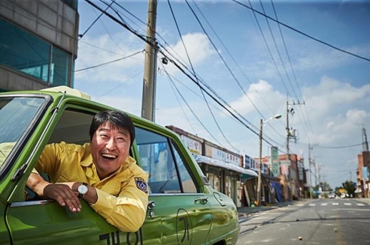 25일 오후 서울 광화문 세종문화회관에서 열린 ‘제54회 대종상영화제’에서 최우수작품상을 받은 ‘택시운전사’