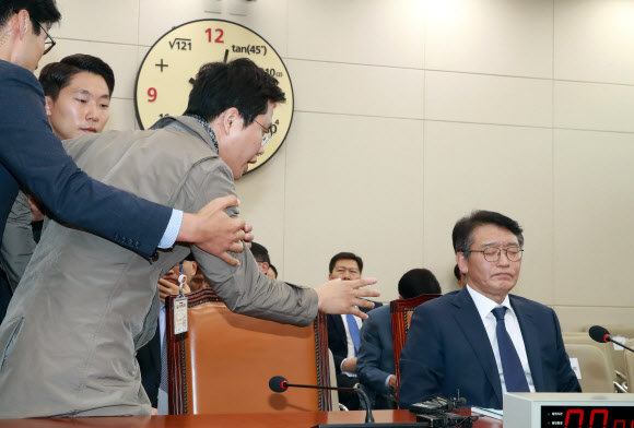 노조원 질문 받는 고대영 KBS 사장