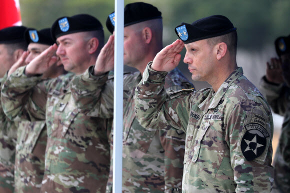국민의례하는 맥킨 사단장