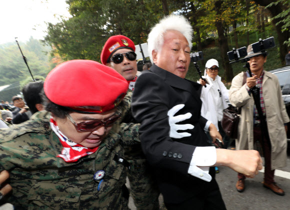 참배도 못 마치고 쫓겨나는 자유한국당 류석춘 혁신위원장