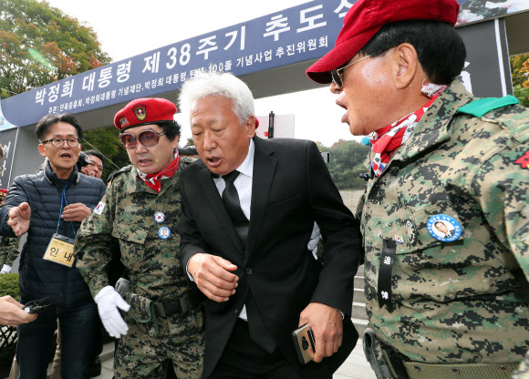 참배도 못 마치고 쫓겨나는 자유한국당 류석춘 혁신위원장