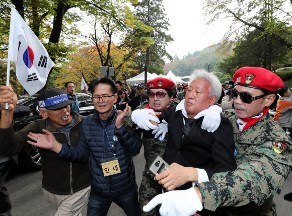 폭행과 욕설로 얼룩진 박정희 전 대통령 추도식