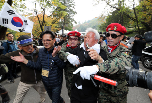 쫓겨나는 류석춘 혁신위원장