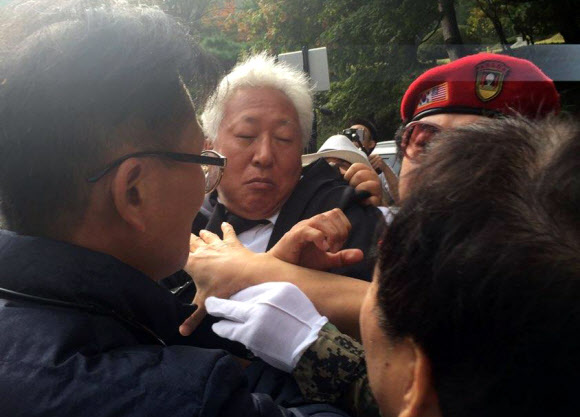 격렬한 항의 받는 류석춘